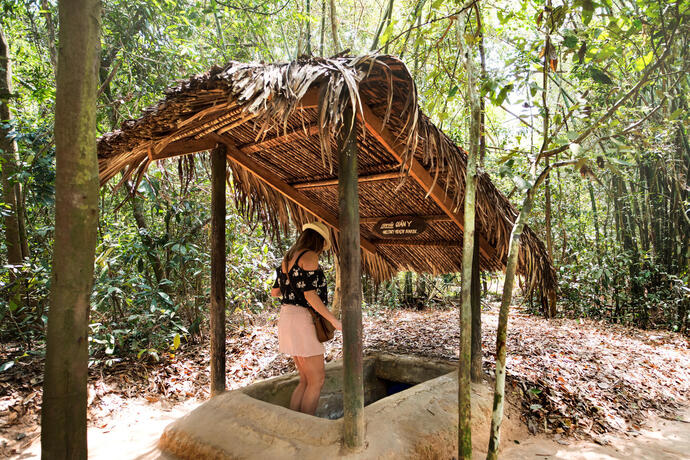 Eingang zum Cu Chi Tunnel in Vietnam mit einer Touristin