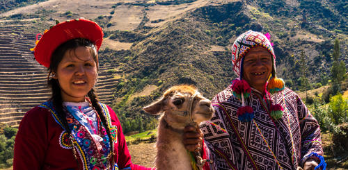 Peruaner mit Lama im Heiligen Tal der Inkas