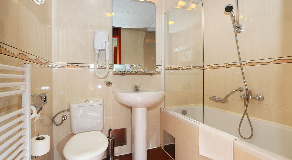 Badezimmer mit Badewanne