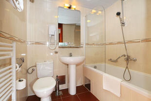 Badezimmer mit Badewanne