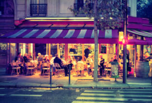 Abendliches Pariser Straßencafé