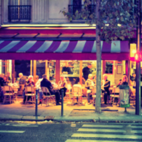 Abendliches Pariser Straßencafé