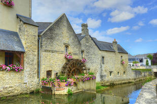 Altes Wasserrad am Fluss L'Aure in Bayeux