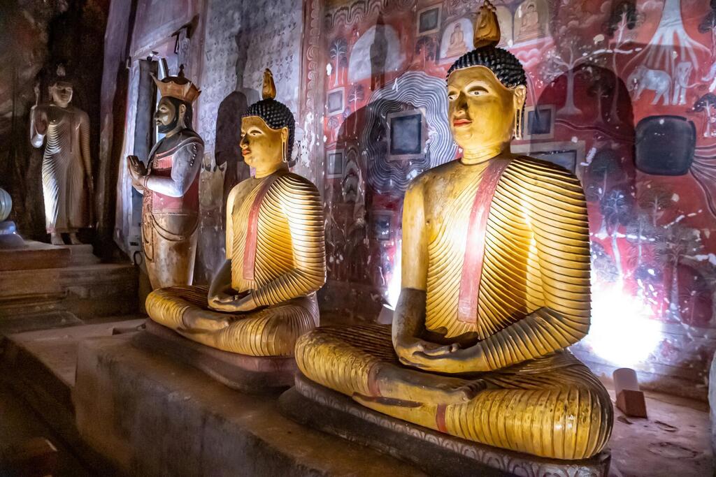 Statuen im Dambulla Höhlentempel