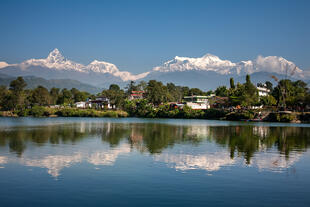 Blick auf das Annapurna-Massiv über dem Phewa-See