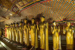 Buddha Statuen im Höhlentempel Dambulla