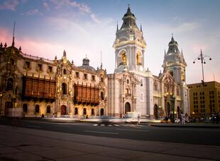 Plaza de Armas in Lima abends 