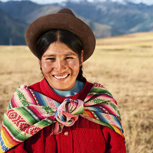 Traditionell gekleidete Peruanerin