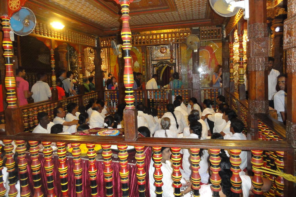 Abendzeremonie im Zahntempel von Kandy