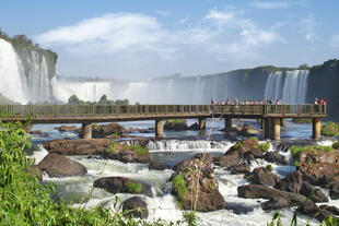 Blick auf die Iguazu Wasserfälle aus der Ferne