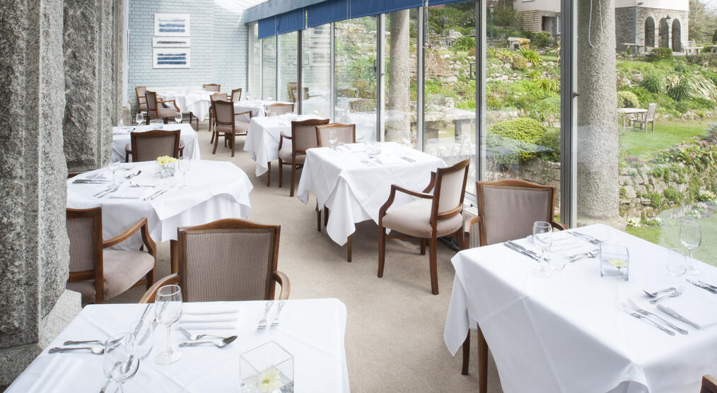 Restaurant mit traumhaftem Blick in den Garten