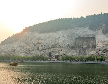 Blick auf die Longmen Grotten