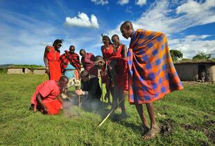 Masai beim Feuermachen