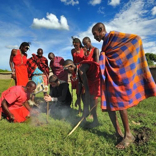 Masai beim Feuermachen