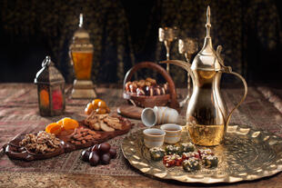 Traditioneller arabischer Kaffee, Süßigkeiten und Nüsse