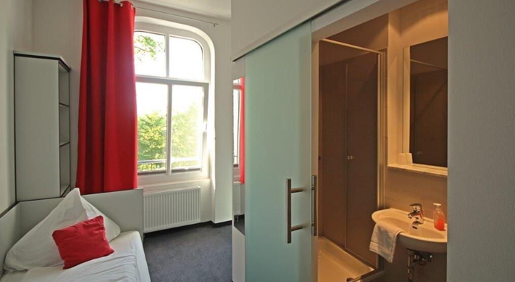 Zimmer mit Blick in das Bad