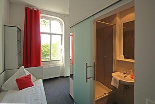 Zimmer mit Blick in das Bad