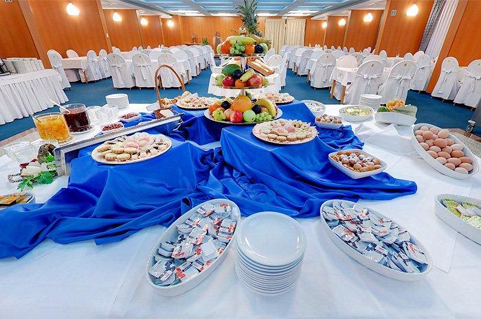 Speisesaal mit Frühstücksbuffet